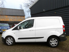 Ford-Transit Courier-2